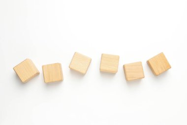 Farklı kavramlar için boş tahta küpler, üst görünüm