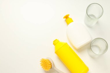 Deterjan, bulaşık ve temizlik için aksesuarlar.
