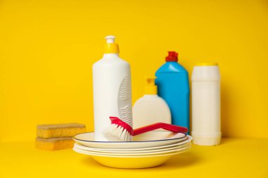 Deterjan, bulaşık ve temizlik için aksesuarlar.