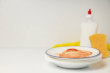Deterjan, bulaşık ve temizlik için aksesuarlar.