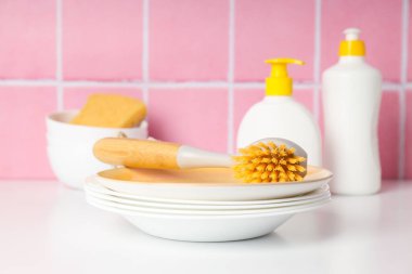 Deterjan, bulaşık ve temizlik için aksesuarlar.