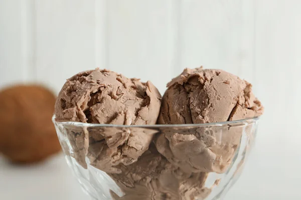 夏のデザート アイスクリーム ココナッツとアイスクリーム — ストック写真