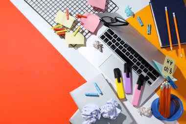 Dağınık ofis işyeri, işyeri ve çalışma alanı kavramı