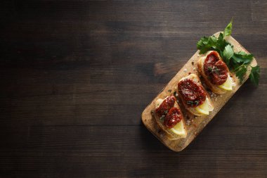 Güneşte kurutulmuş domatesli sandviç. Lezzetli atıştırmalık konsepti.