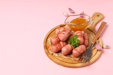 Lezzetli yemek kavramı, ızgara sosis, yazı için yer.