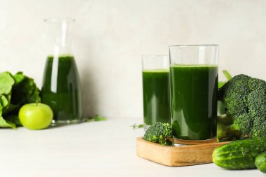 Yeşil detoks smoothie, sağlıklı beslenme ve sağlıklı yaşam tarzı kavramı