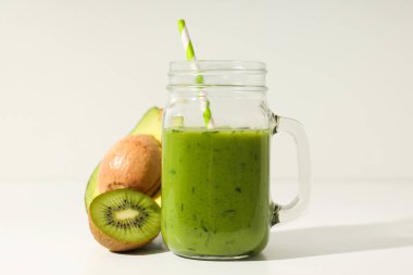 Yeşil detoks smoothie, sağlıklı beslenme ve sağlıklı yaşam tarzı kavramı
