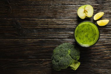 Yeşil detoks smoothie, sağlıklı beslenme ve sağlıklı yaşam tarzı kavramı