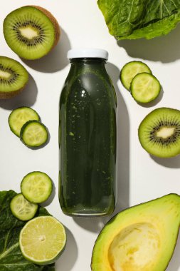 Yeşil detoks smoothie, sağlıklı beslenme ve sağlıklı yaşam tarzı kavramı