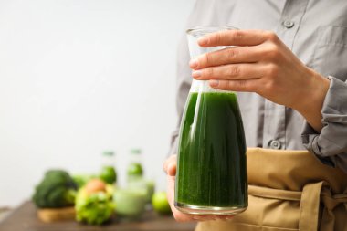 Yeşil detoks smoothie, sağlıklı beslenme ve sağlıklı yaşam tarzı kavramı