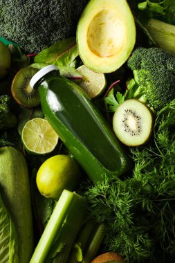 Yeşil detoks smoothie, sağlıklı beslenme ve sağlıklı yaşam tarzı kavramı