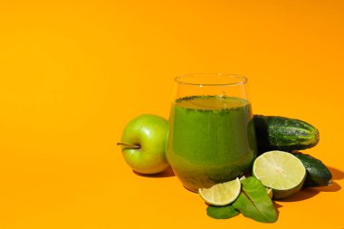 Yeşil detoks smoothie, sağlıklı beslenme ve sağlıklı yaşam tarzı kavramı