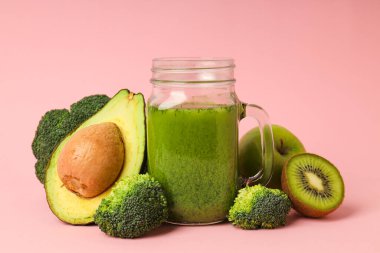 Yeşil detoks smoothie, sağlıklı beslenme ve sağlıklı yaşam tarzı kavramı