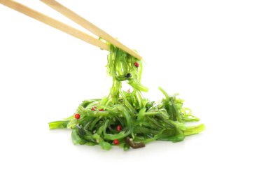 Japon mutfağı kavramı, Chuka salatası, beyaz arka planda izole edilmiş.