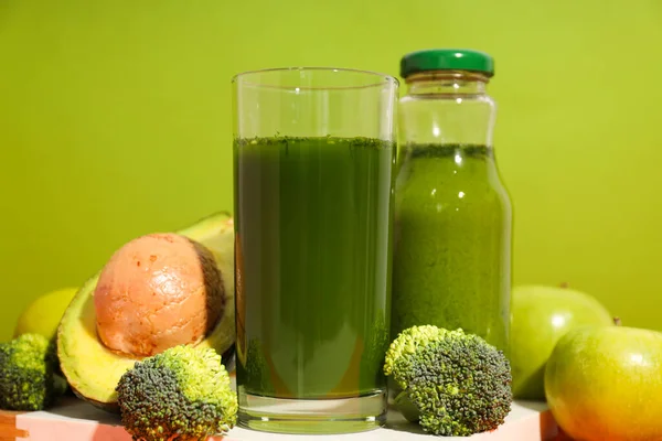 緑のデトックススムージー 健康的な栄養と健康的なライフスタイルの概念 — ストック写真