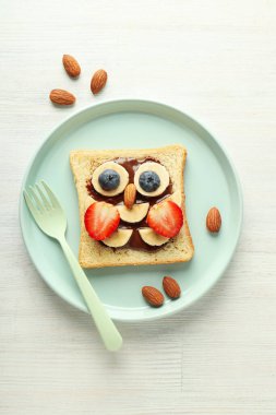 Lezzetli bir kahvaltı ya da çocuk için öğle yemeği. Tost, çocuğun götürebileceği yemek.