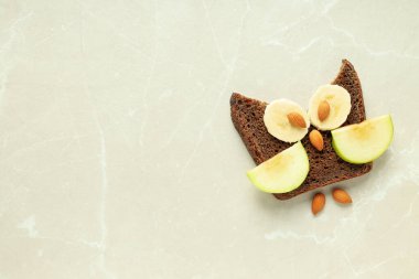 Lezzetli bir kahvaltı ya da çocuk için öğle yemeği. Tost, çocuğun götürebileceği yemek.