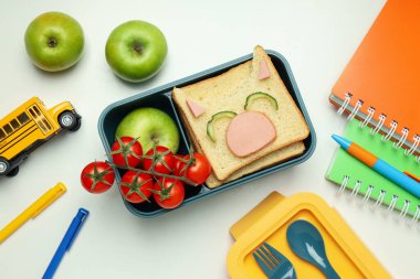 Beslenme çantasında yemek, yemek kutusunda okul için yiyecek var.