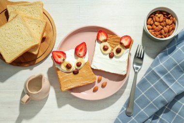 Lezzetli bir kahvaltı ya da çocuk için öğle yemeği. Tost, çocuğun götürebileceği yemek.