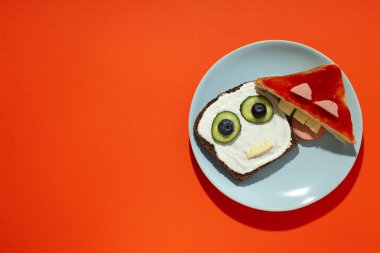 Lezzetli bir kahvaltı ya da çocuk için öğle yemeği. Tost, çocuğun götürebileceği yemek.