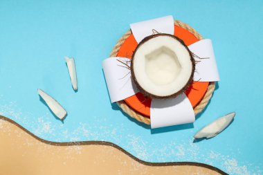 Renk arkaplanda hindistan cevizi olan yaz konsepti bileşimi