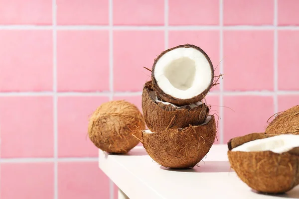 白桌子上有椰子的夏季概念的构成 — 图库照片