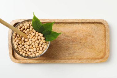 Beyaz masada soya tohumlu cam.