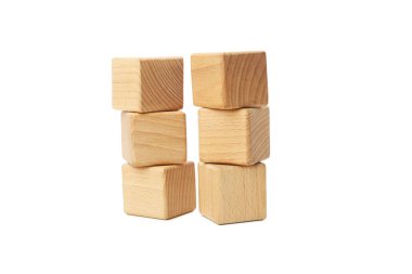 Farklı kavramlar için boş tahta küpler, beyaz arkaplanda izole edilmiş.