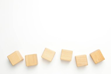 Farklı kavramlar için boş tahta küpler, metin için boşluk