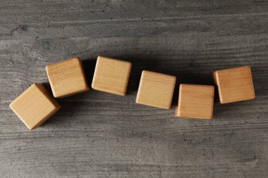 Farklı kavramlar için boş tahta küpler, üst görünüm