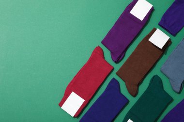 Yeşil arkaplanda boş etiketli çoraplar, metin için boşluk