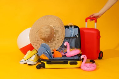 Seyahat ve tatil, tatiller, bavullu kompozisyon