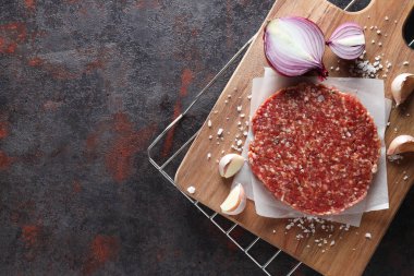 Izgara et pişirmek için gerekli malzemeler: