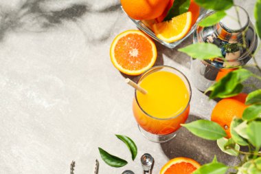 Turuncu kokteyl, taze lezzetli yaz turunçgil kokteyli konsepti.