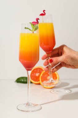 Turuncu kokteyl, taze lezzetli yaz turunçgil kokteyli konsepti.