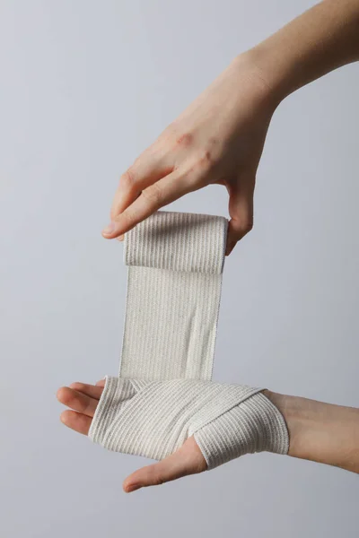 Conceito Ajuda Lesão Mão Com Bandagem Elástica — Fotografia de Stock