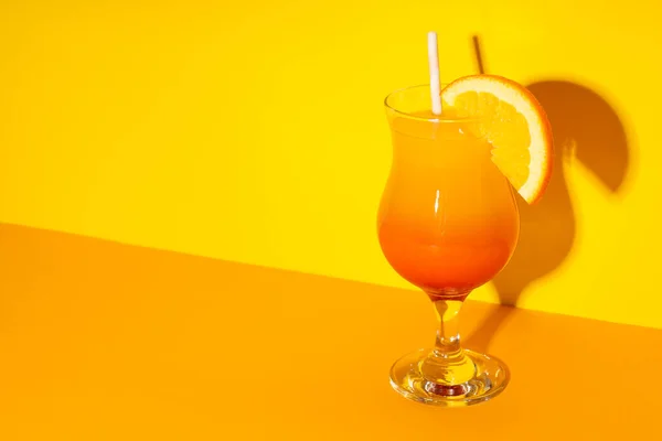 橙子鸡尾酒 新鲜美味的夏天柑橘鸡尾酒的概念 — 图库照片