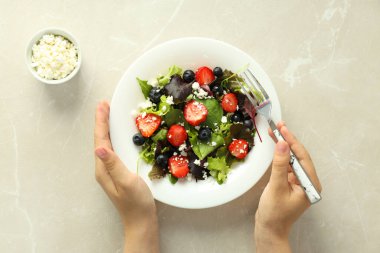 Lezzetli yemek kavramı, çilekli salata, üst manzara.