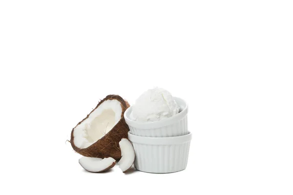 夏季甜点 用椰子制成的冰激凌 白色背景隔离 巴布亚新几内亚 — 图库照片