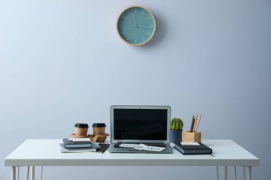 Dağınık ofis işyeri, işyeri ve çalışma alanı kavramı