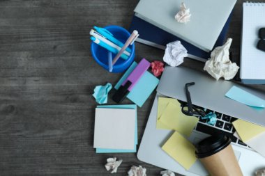 Dağınık ofis işyeri, işyeri ve çalışma alanı kavramı