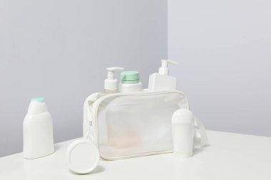 Farklı tuvalet ve aksesuarlar için tuvalet çantası.