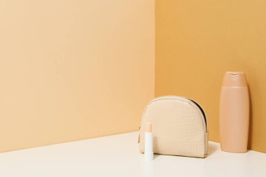 Farklı tuvalet ve aksesuarlar için tuvalet çantası.