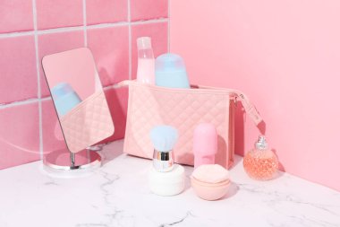 Farklı tuvalet ve aksesuarlar için tuvalet çantası.