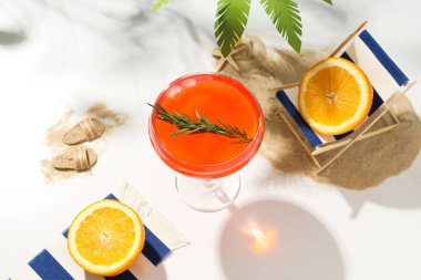 İçkiler, ferahlatıcı yaz içeceği, yaz havası konsepti.