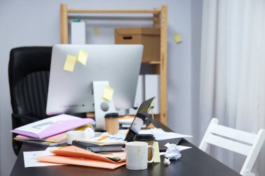 Dağınık ofis işyeri, işyeri ve çalışma alanı kavramı