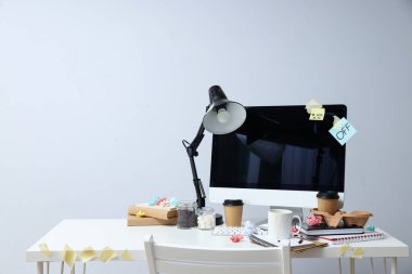 Dağınık ofis işyeri, işyeri ve çalışma alanı kavramı