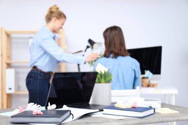 Dağınık ofis işyeri, işyeri ve çalışma alanı kavramı