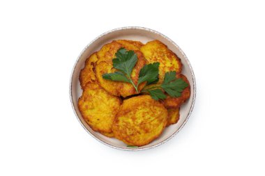 Beyaz arka planda izole edilmiş patates krepleri.