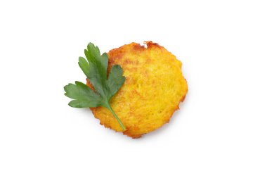Patatesli krep beyaz arka planda izole edilmiş, yakın plan.